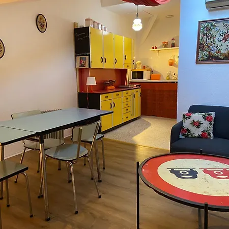 Spacieux Seventies: Voyage Dans Le Temps Apartment